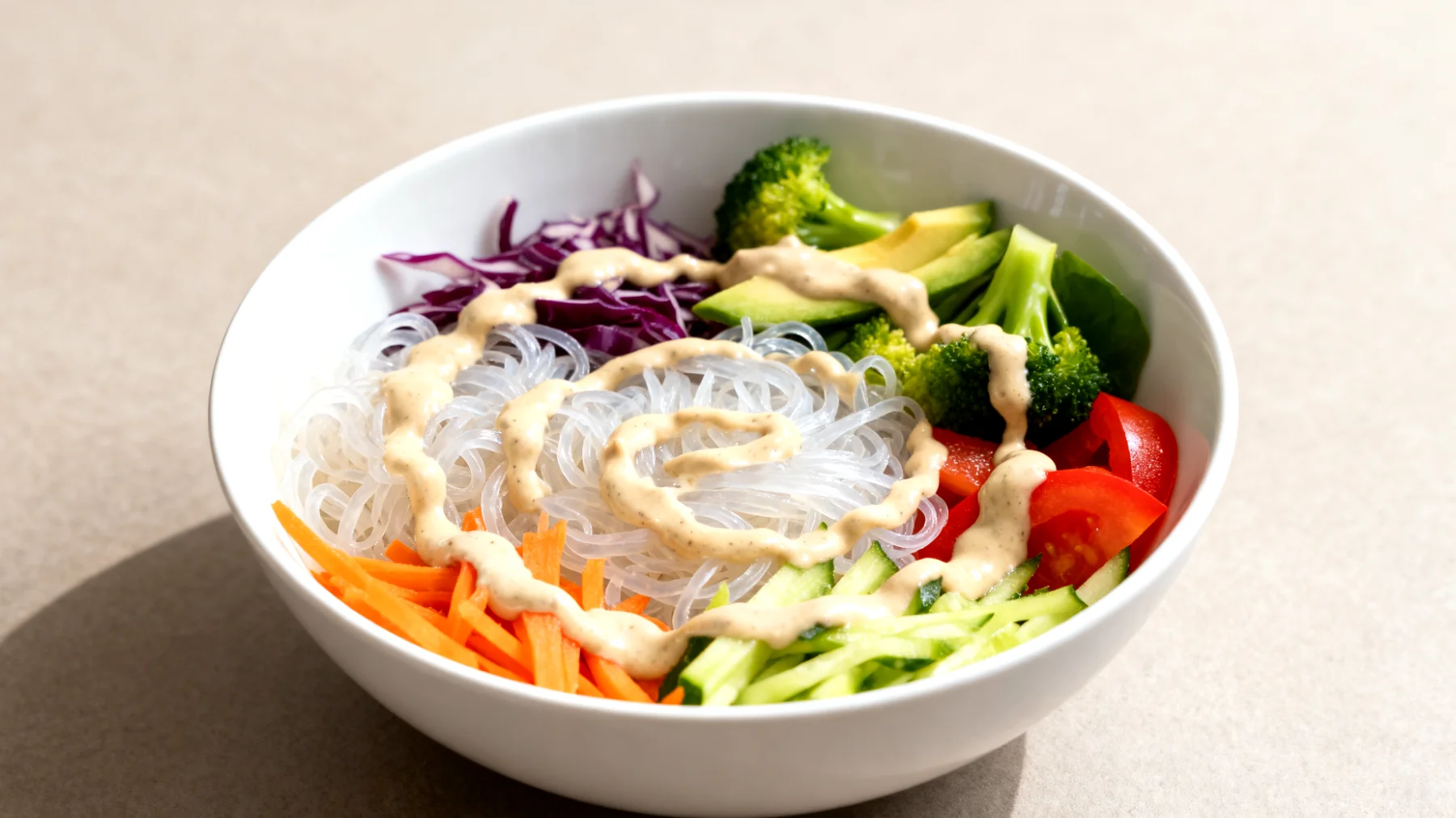 Konjac-Nudeln (Shirataki) mit Gemüse und Tahini-Sauce"